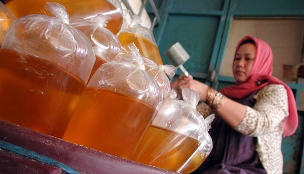 Indonesia sets fixed cooking oil price hinh anh 1