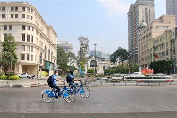 Bicycle-sharing service attracts young people in HCM city hinh anh 1