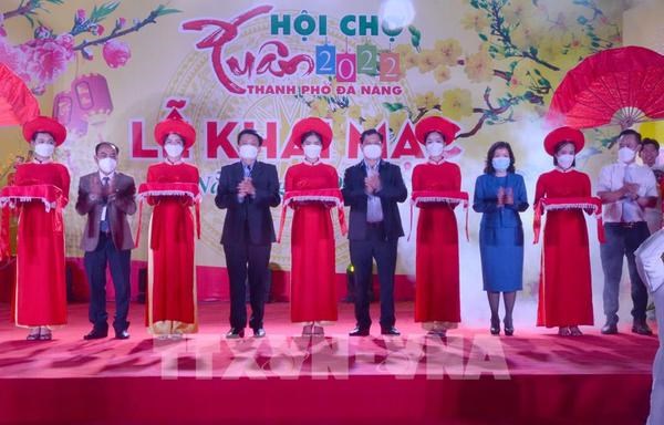 Hang Luoc traditional flower market opens in Hanoi hinh anh 2