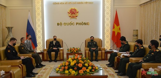 Deputy minister receives outgoing, new Russian defence attache hinh anh 1