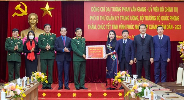 Defence Minister pays pre-Tet visit to Vinh Phuc hinh anh 1