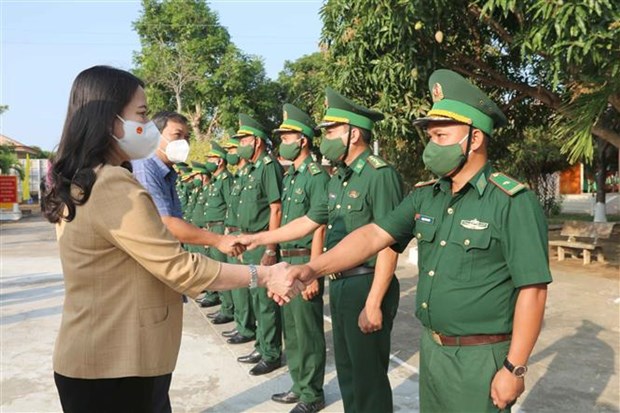 Tet gifts to special groups in Tra Vinh, Son La hinh anh 1