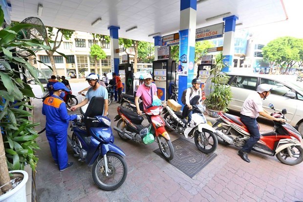Petrol prices rise by over 400 VND per litre hinh anh 1