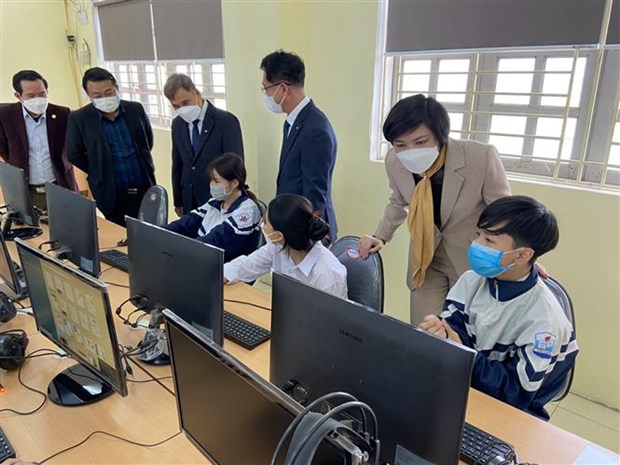 RoK organisation presents computer lab to Hanoi students hinh anh 2