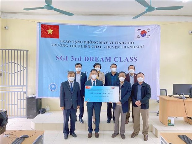 RoK organisation presents computer lab to Hanoi students hinh anh 1
