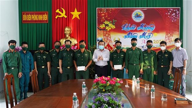 Top legislator’s gifts delivered to policy beneficiaries, soldiers in Tay Ninh hinh anh 1
