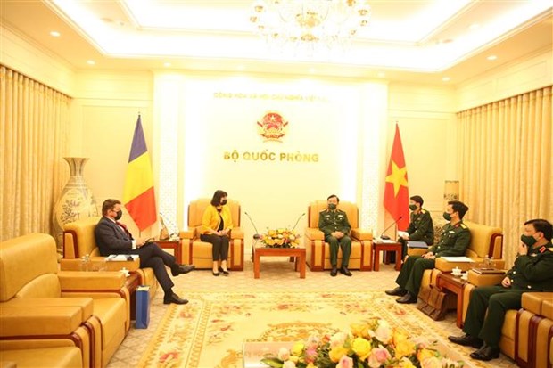 Deputy Defence Minister receives Romanian Ambassador hinh anh 1