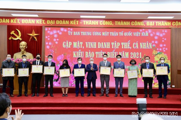 Overseas Vietnamese honoured for contributions to homeland's COVID-19 combat hinh anh 1