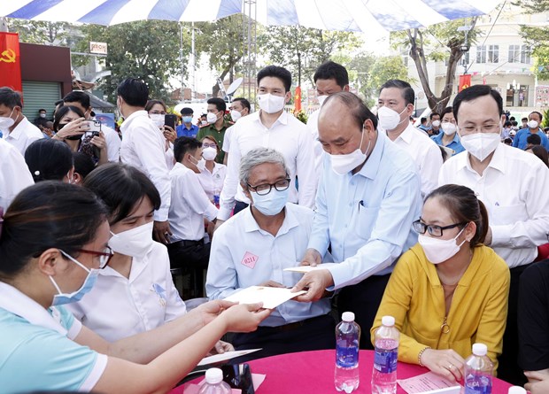 President pays Tet visit to HCM City workers hinh anh 1
