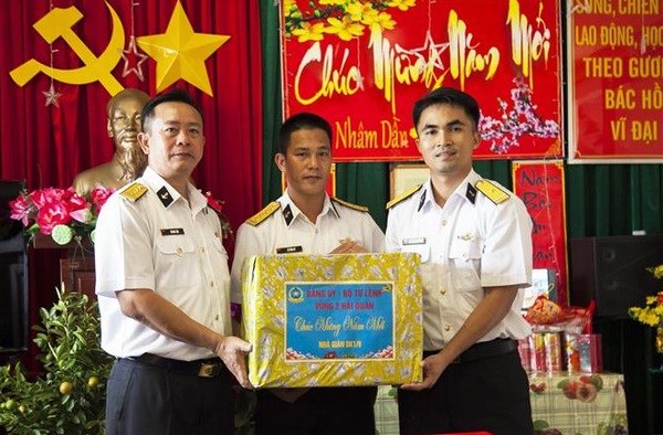 Tet gifts delivered to soldiers on DK1 platforms hinh anh 1