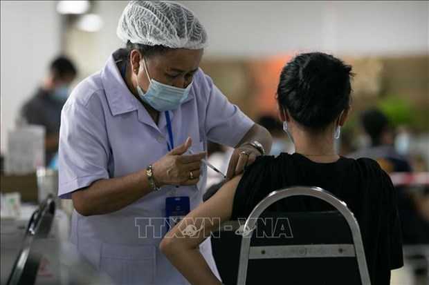 Laos achieves vaccination target for 2021 hinh anh 1