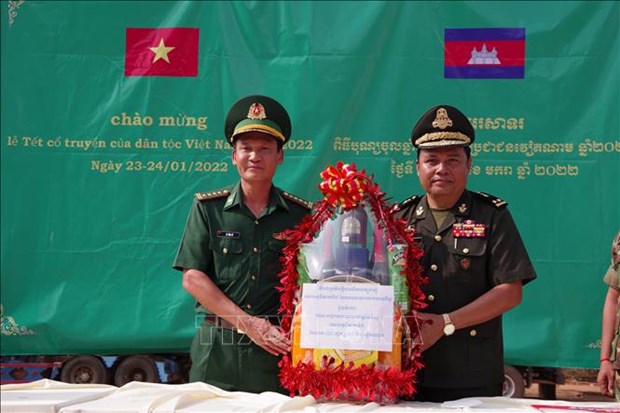 Cambodian armed forces present Tet gifts to Tay Ninh armed forces hinh anh 1