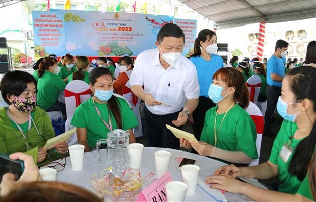 HCM City cares for poor migrant workers, foreign students hinh anh 1