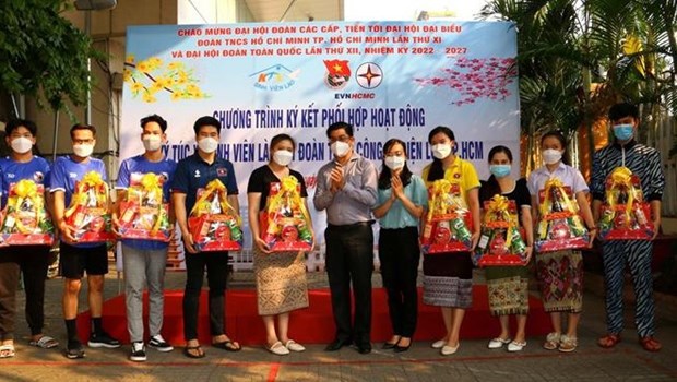 HCM City cares for poor migrant workers, foreign students hinh anh 2