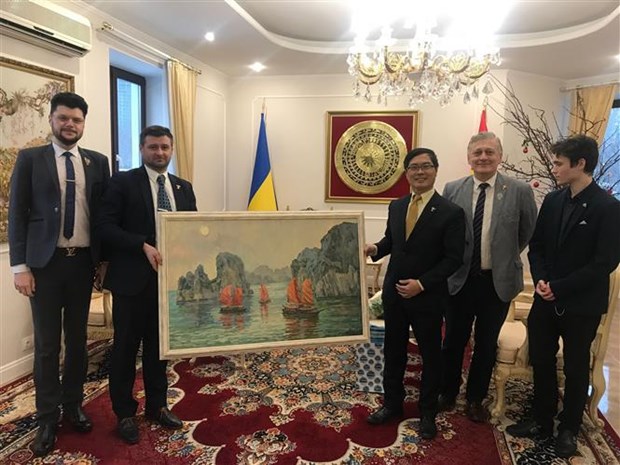 Vietnam strengthens ties with Ukrainian friends hinh anh 2