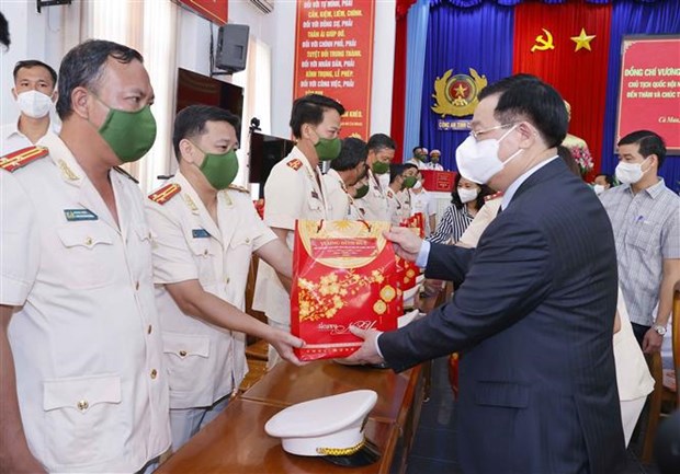 Top legislator pays Tet visit to Ca Mau’s public security, health forces hinh anh 2