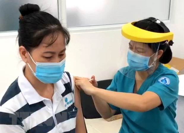 HCM City to conduct COVID-19 vaccination throughout Tet hinh anh 1
