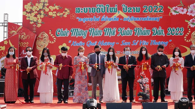 Spring fair brings Tet atmosphere to Vietnamese in Laos hinh anh 1