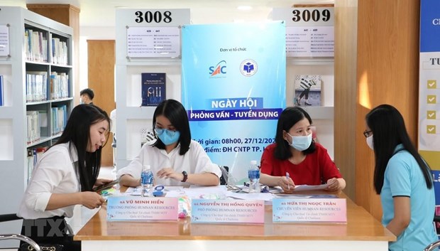 Survey: Vietnamese firms expect hiring activities to recover in H1 hinh anh 1