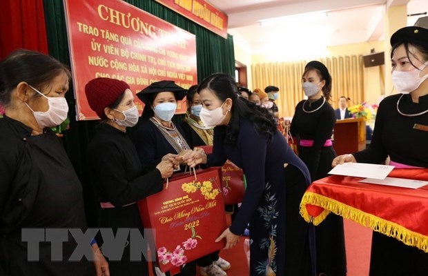 Top legislator’s Tet gifts presented to needy families in Thai Nguyen hinh anh 1