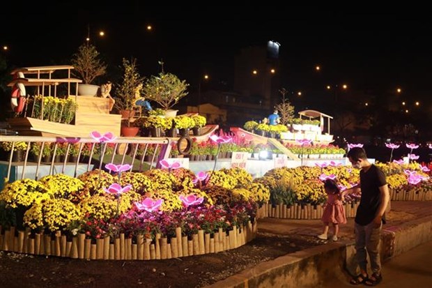 HCM City floating Tet flower market opens hinh anh 3