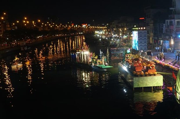 HCM City floating Tet flower market opens hinh anh 2