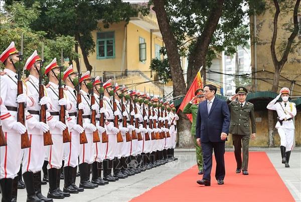 PM visits people’s public security forces prior to Tet holiday hinh anh 1
