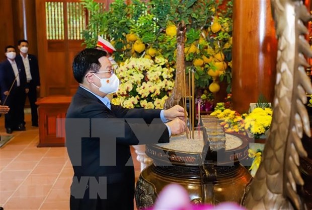 NA Chairman offers incense in tribute to President Ho Chi Minh at Kim Lien relic site hinh anh 1