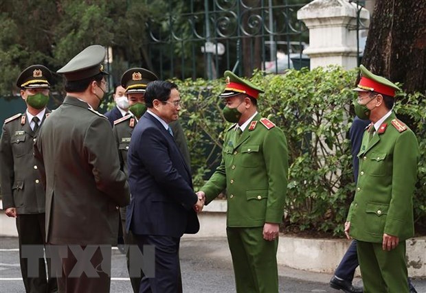 PM pays pre-Tet visits to Hanoi’s police, medical staff hinh anh 1