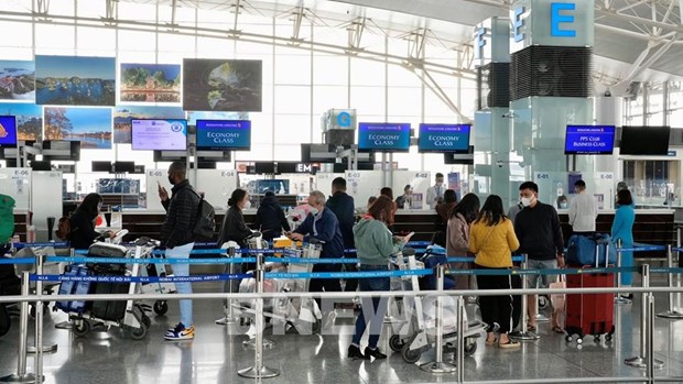 Passengers flood two largest airports on last day of Tet holiday hinh anh 1