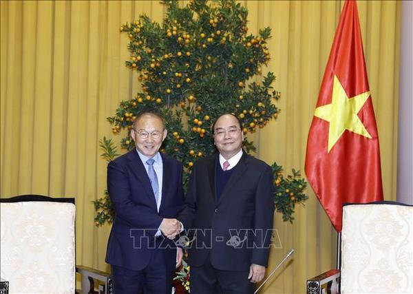 President Nguyen Xuan Phuc receives coach Park Hang-seo hinh anh 1