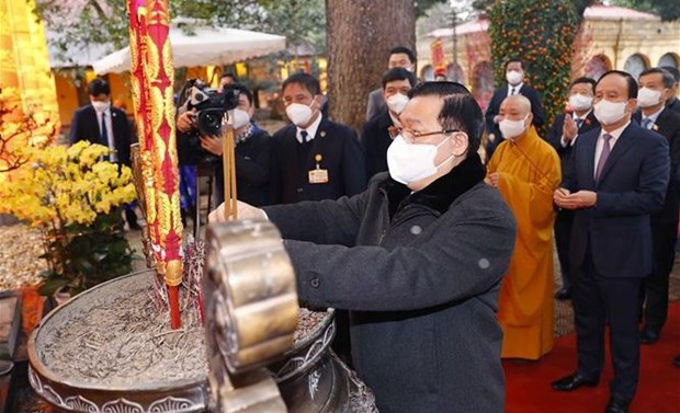 Top legislator offers incense to ancestors at Thang Long Royal Citadel hinh anh 2