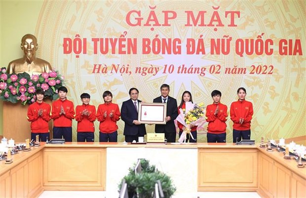 Prime Minister meets Vietnamese women’s football team hinh anh 1