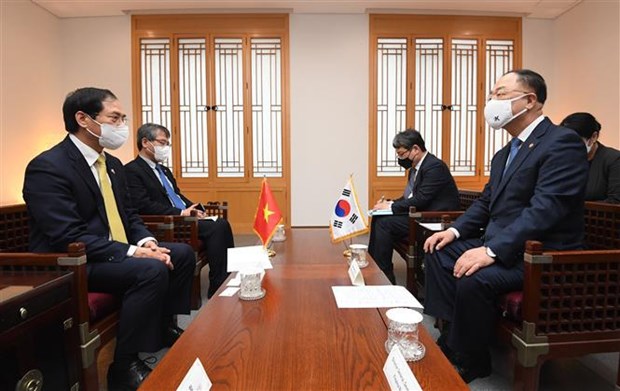vietnamese foreign minister meets with the speaker of the parliament of the republic of korea, deputy prime minister hinh anh 2