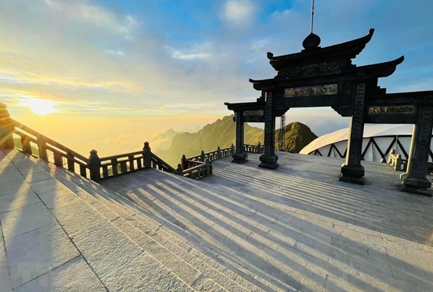 Frost covers Fansipan Mountain peak in Lao Cai hinh anh 1