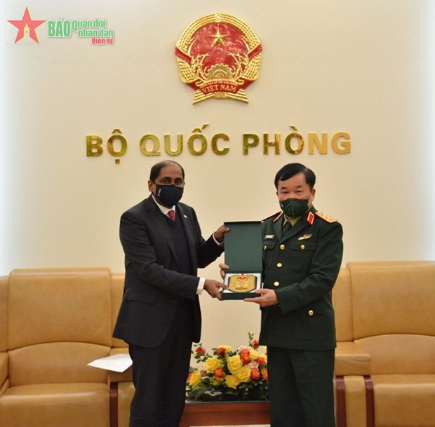 Deputy Defence Minister receives Singaporean Ambassador hinh anh 1