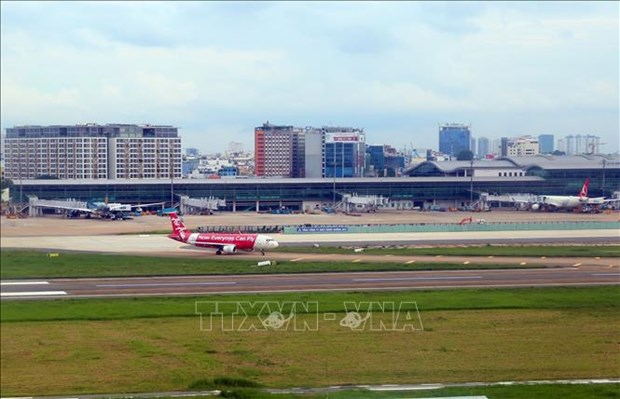 Tan Son Nhat airport closes a runway for maintenance hinh anh 1