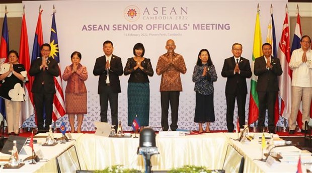 ASEAN senior officials meet face to face in Phnom Penh hinh anh 1