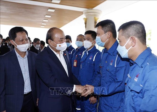 President presents gifts to workers at Binh Son Refinery Plant hinh anh 1