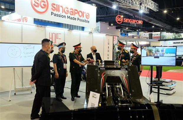Vietnamese delegation meets Singapore Airshow’s organiser hinh anh 2