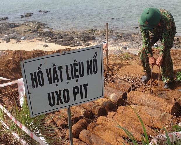 Quang Tri: 108 explosives safely detonated hinh anh 1