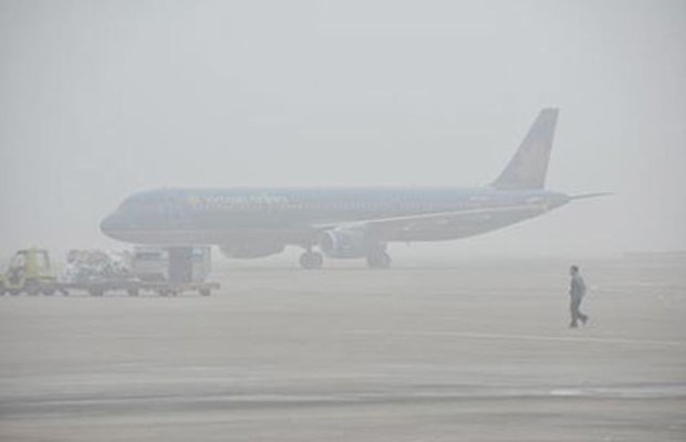 Thick fog prevents dozens of flights from landing in northern airports hinh anh 1