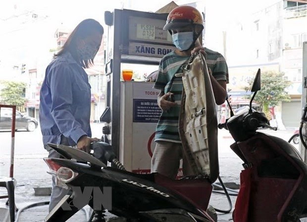 Petrol prices continue to rise by nearly 1,000 VND per litre hinh anh 1