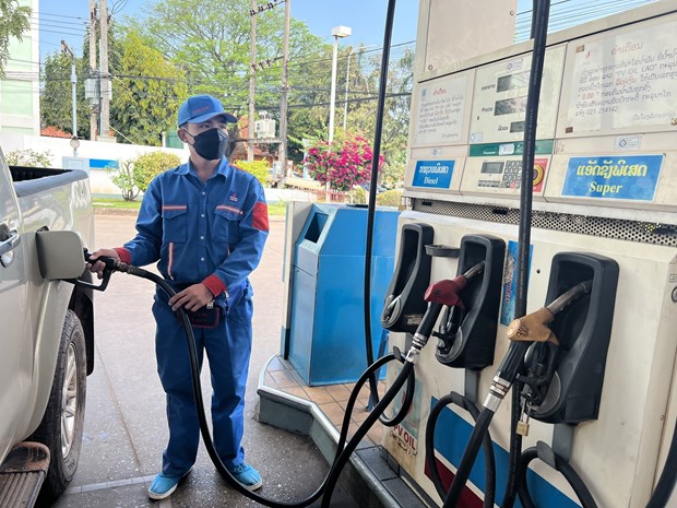 Lao gov’t acts to regulate fuel price hinh anh 1
