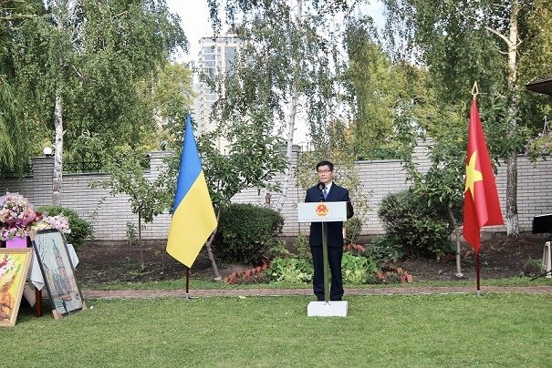 Vietnamese community in Ukraine keeps close watch on situation with calm: Ambassador hinh anh 1