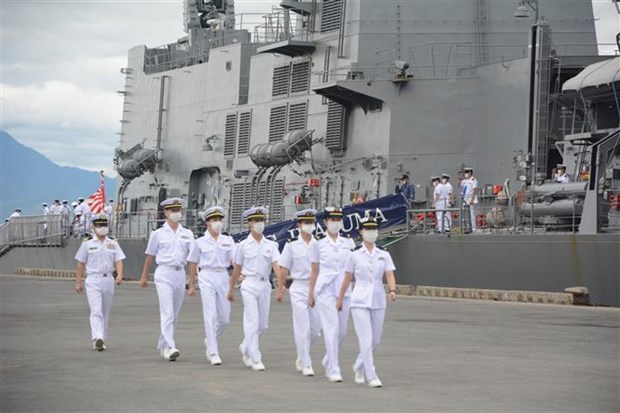 Training ships of Japan Maritime Self-Defence Force visit Da Nang hinh anh 2