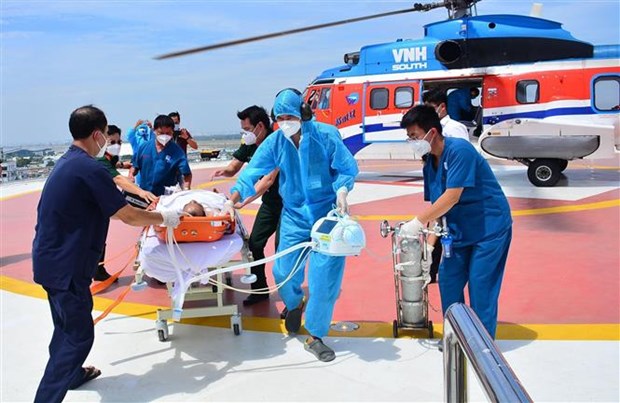 Truong Sa fisherman suffering respiratory failure brought to mainland for treatment hinh anh 1