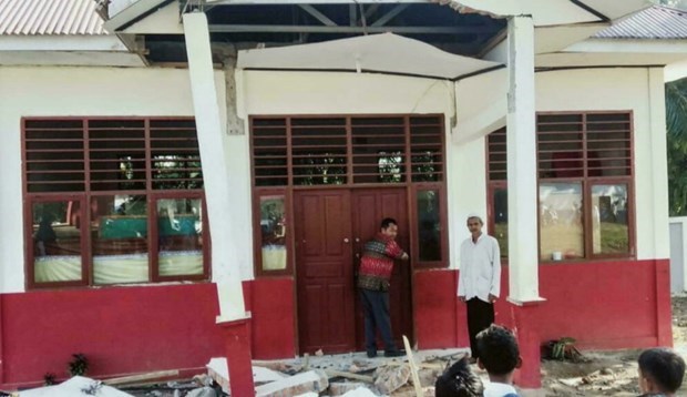 At least two dead as earthquake strikes Indonesia's Sumatra hinh anh 1