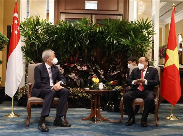 President meets Singapore’s former PM Goh Chok Tong, senior minister Teo Chee Hean hinh anh 2