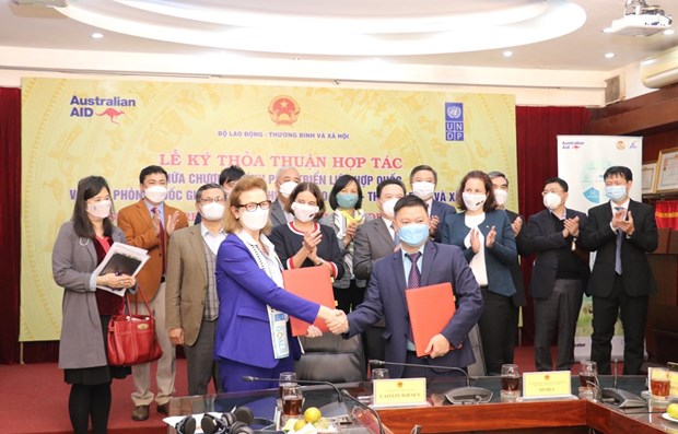 Ministry, UNDP step up efforts on poverty reduction hinh anh 1